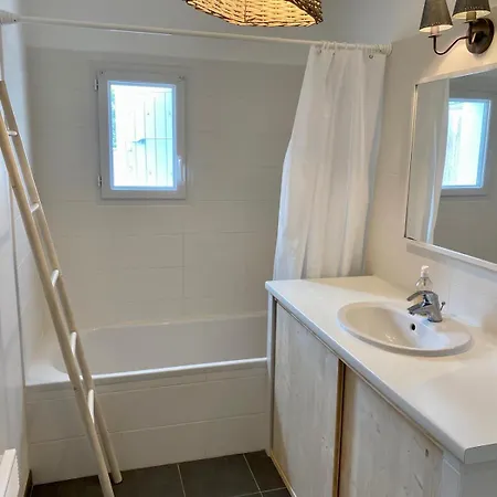 Holiday home Spacious House Close To The With Terrace La Couarde-sur-Mer