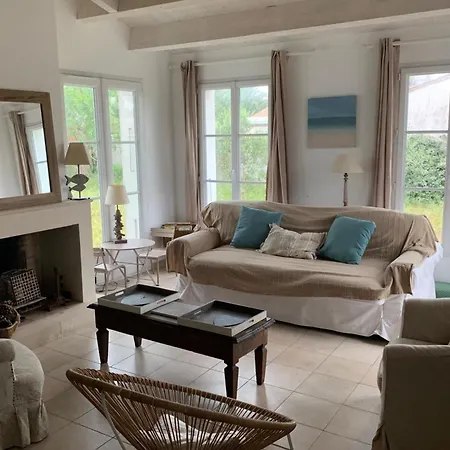 Spacious House Close To The With Terrace *